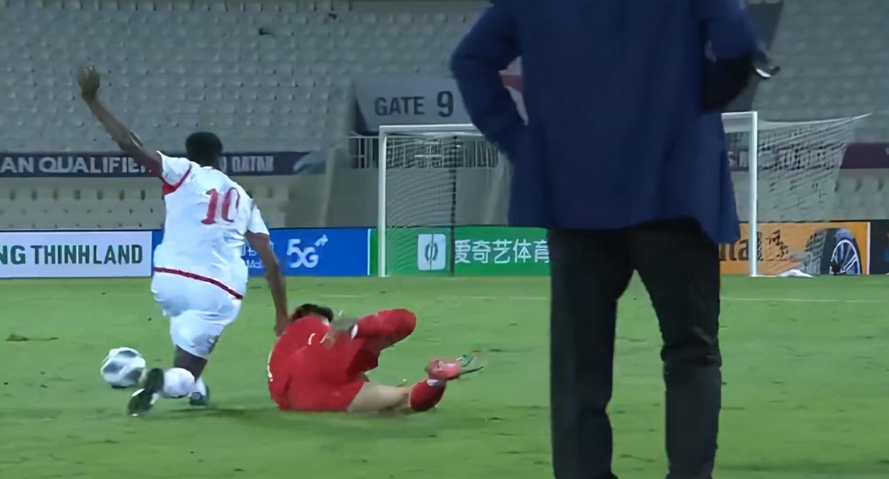 李铁在场边大喊大叫,李铁场边大喊大叫