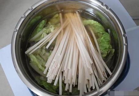 面条粘锅上洗不下来怎么办,煮面条不粘糊怎么办