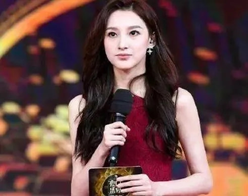 90后新晋主持人马凡舒，颜值与实力并存，被誉为董卿的“接班人”