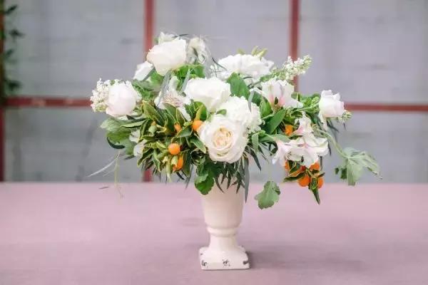 矿泉水瓶手工制作花瓶插花,怎么自己动手做插花瓶