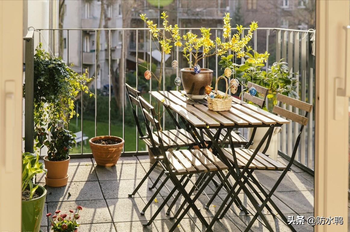 阳台地砖渗水用什么方法解决,下雨阳台地砖渗水咋办