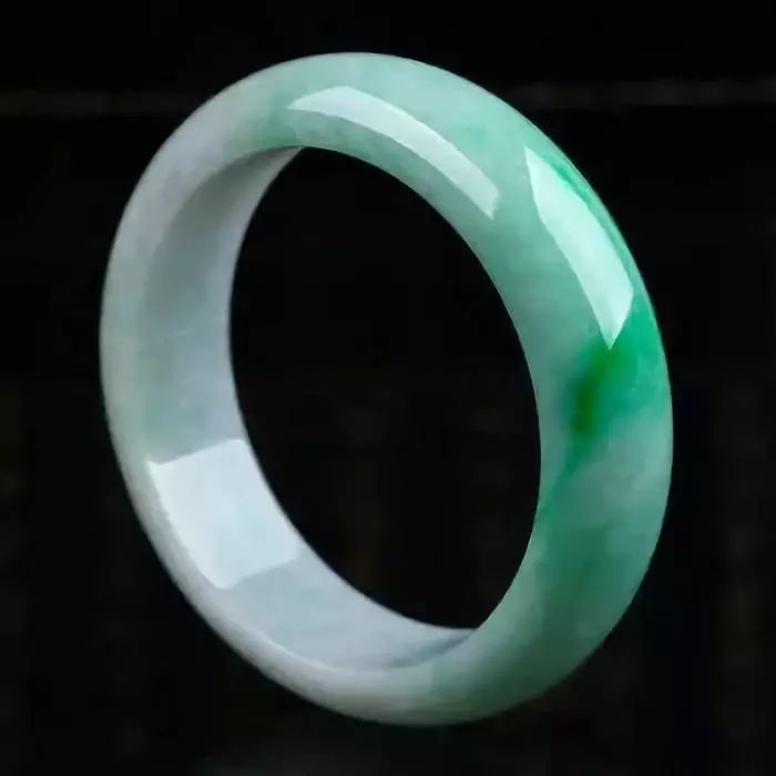 什么镯子值得久戴,年轻人适合一直戴着的镯子