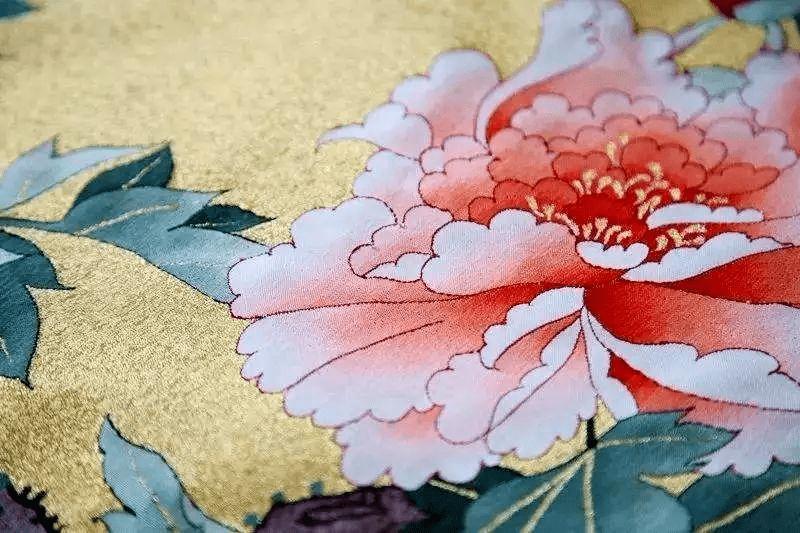 600克真金，145只孔雀羽毛，3年复原龙袍，到底有多壕？