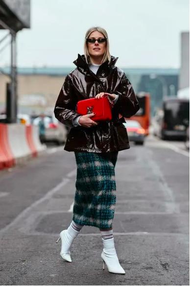 短款宽松羽绒服搭配单跟鞋,洋气短款羽绒服搭裤子