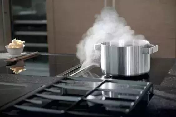 锅盖倒扣锅里,锅盖倒扣在锅上拿不下来怎么办