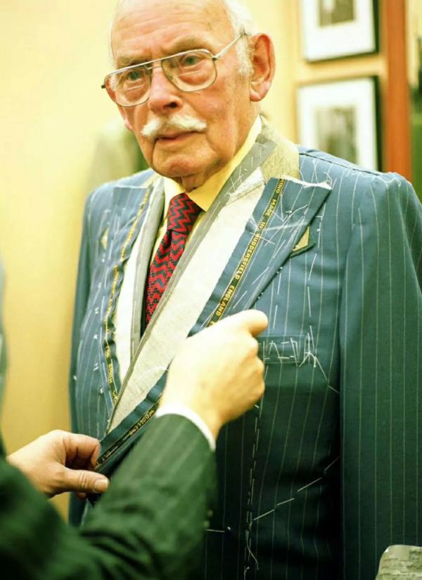 我在拼多多买东西商家发错货了,拼多多买桌子为什么一直不发货