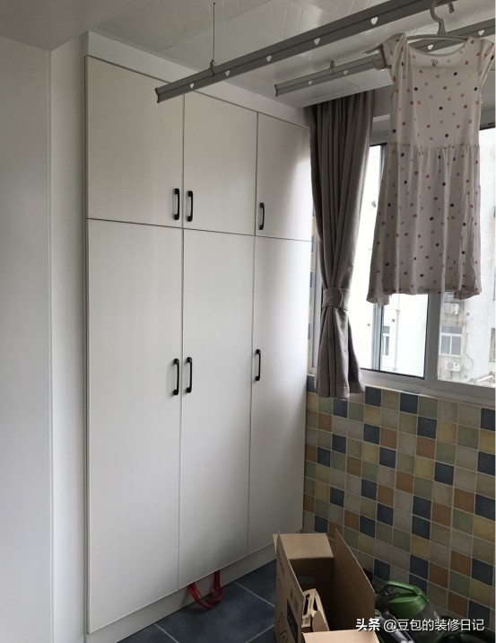 阳台两个灯怎么安装电动晾衣架,阳台电动晾衣架装修方案