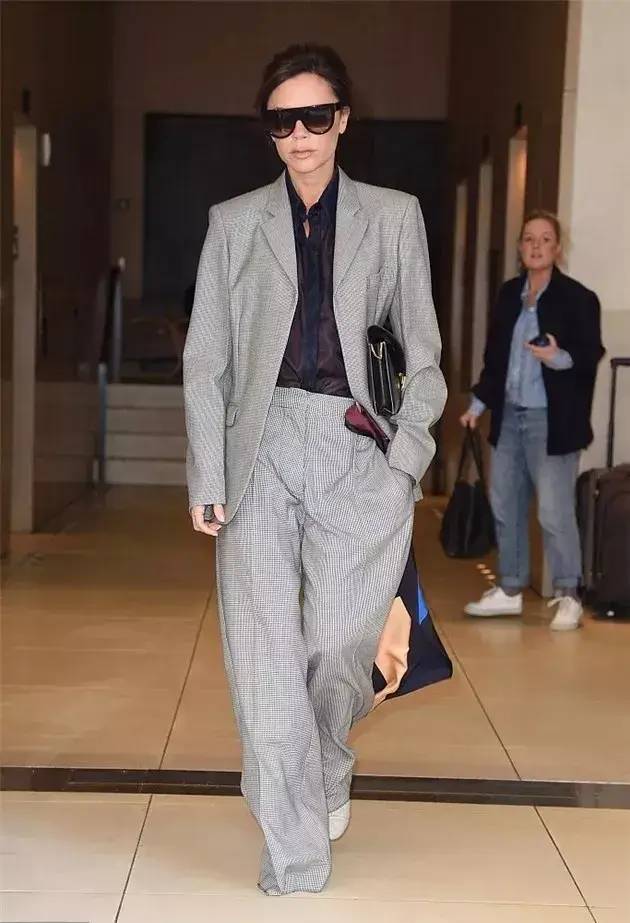 时尚多功能丝巾怎么穿好看,春夏丝巾时髦精系法