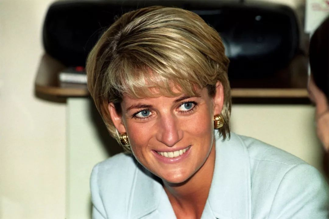 戴安娜王妃穿的什么牌子的鞋,戴安娜穿的什么鞋