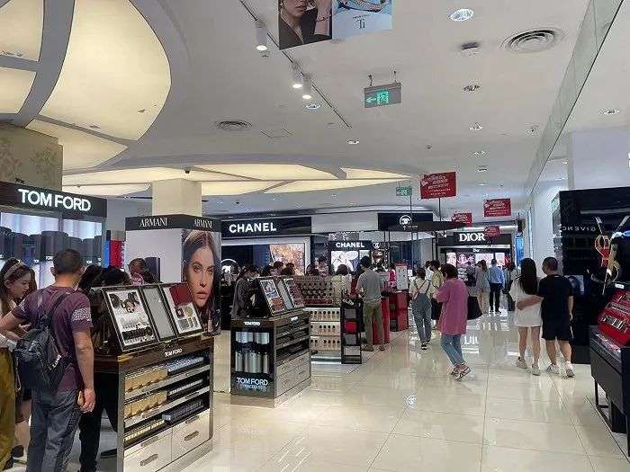 疯狂的华强北柜台,疯狂的国货彩妆