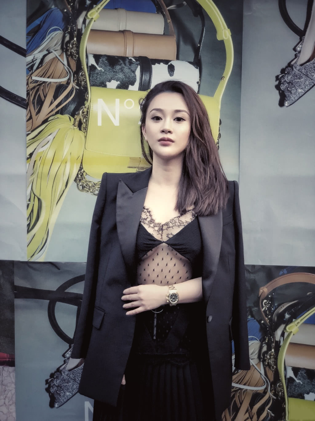 陈昱霖坐私人飞机，衣着时尚高级，陈妈妈回应：都是几百元的假货