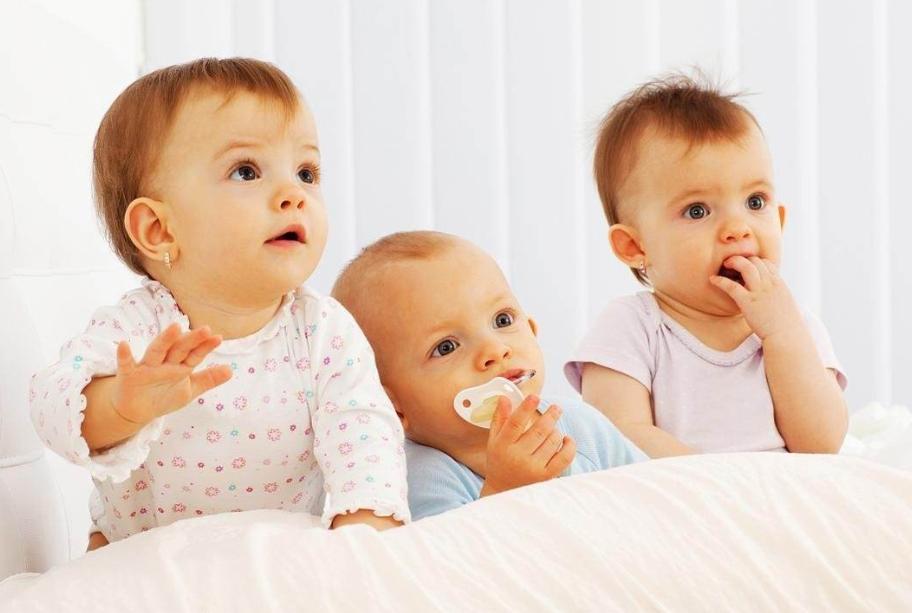 宝宝总爱往嘴里乱吃东西?宝妈这样处理,满足孩子需求还促进发育