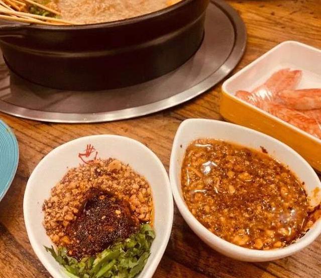 涮肉吃过，泥锅涮串还是头一次，今天进店体验一下什么味道的泥锅
