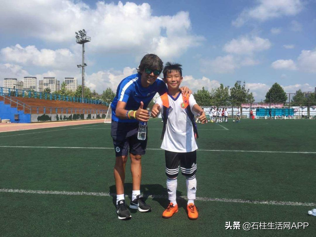 大山里的足球队,大山里的小学女足队拿了全国冠军