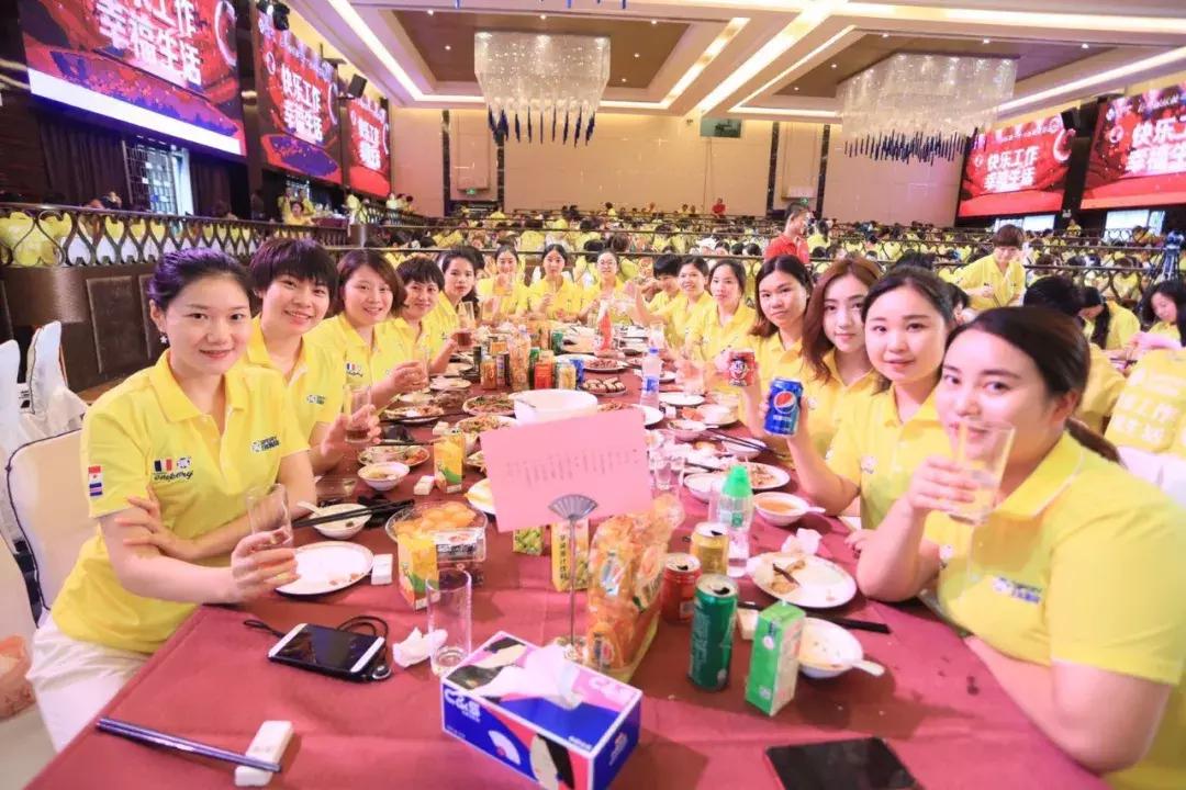 巨邦快乐集结号丨看见了，其中一艘游艇上，是我们的船长大舅哥