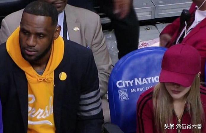 周扬青坐在詹姆斯旁边搞笑评论,周扬青坐詹姆斯旁边视频