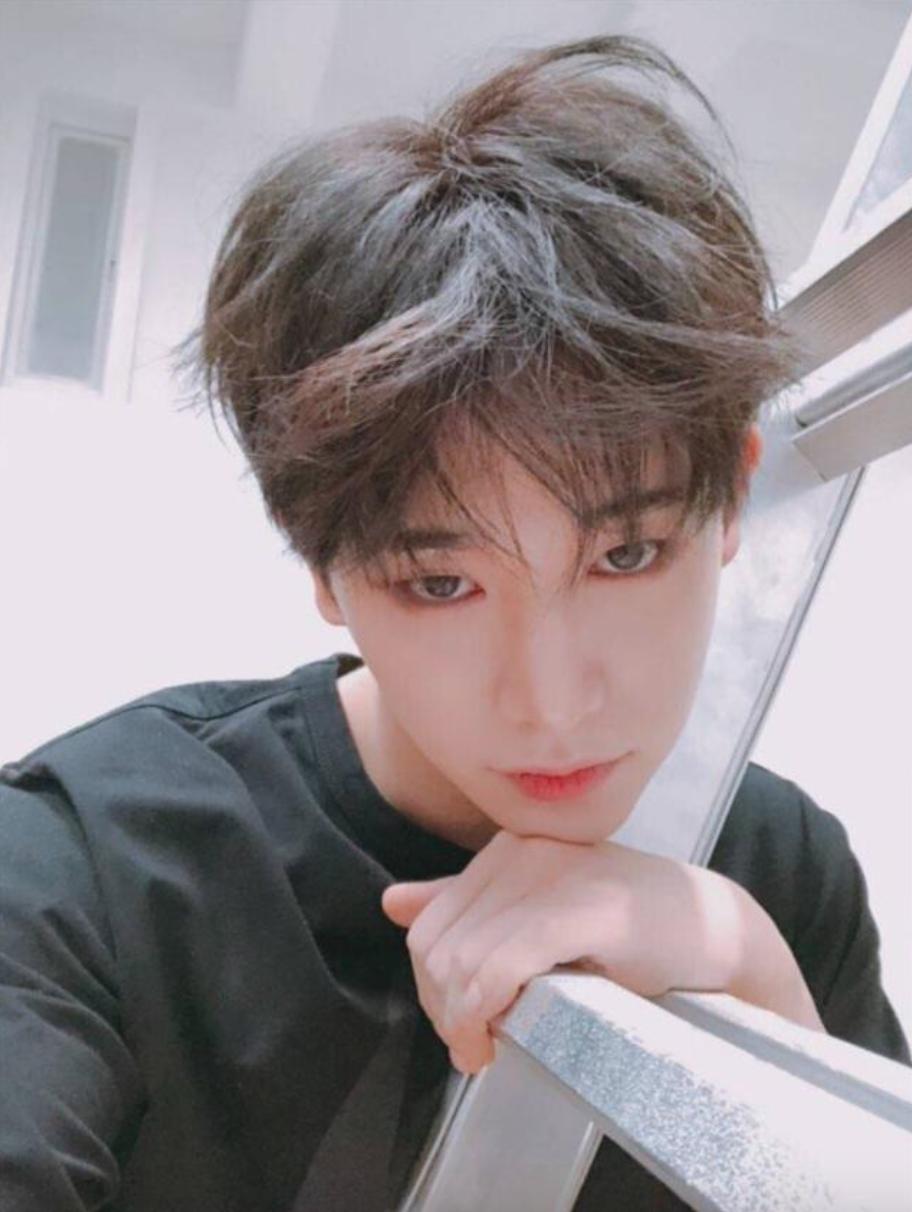 韩团偶像直播又翻车，不穿*裤底**露私密部位，前科累累曾进少管所