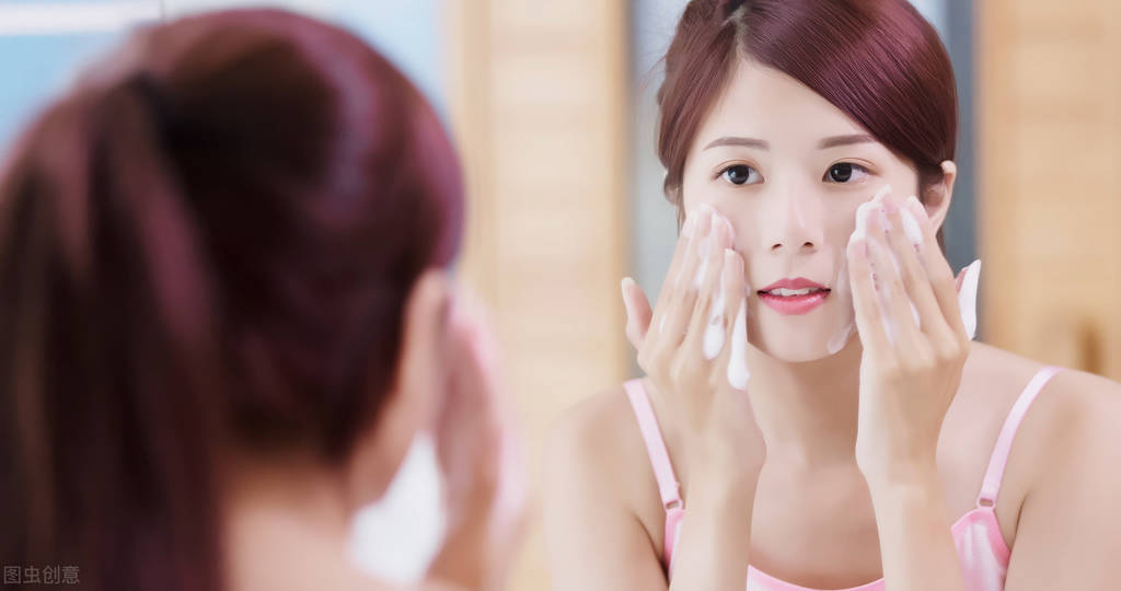 天一热皮肤就出油是怎么回事,天一热脸就油怎么内调