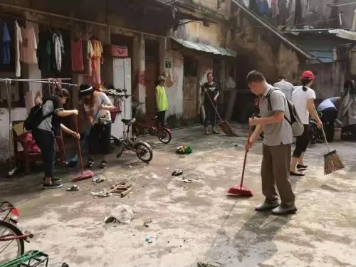 持续推进在职党员进社区志愿服务,在职党员下沉社区开展志愿服务