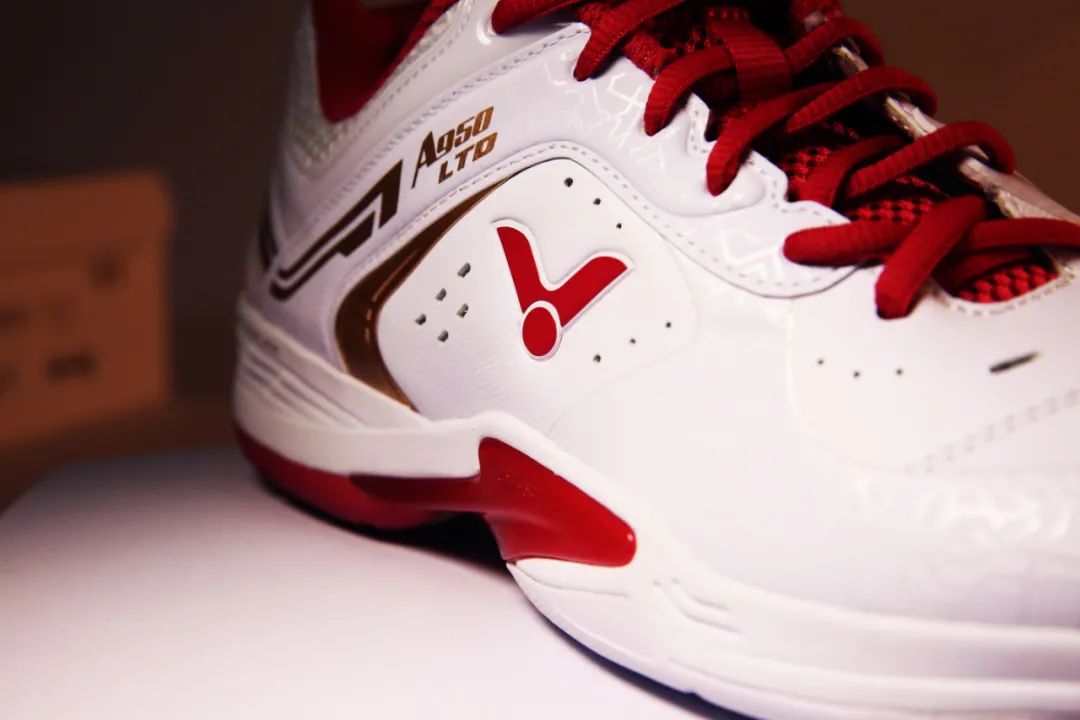 怎么挑选适合自己的羽毛球鞋,羽毛球鞋怎么选新手入门必看