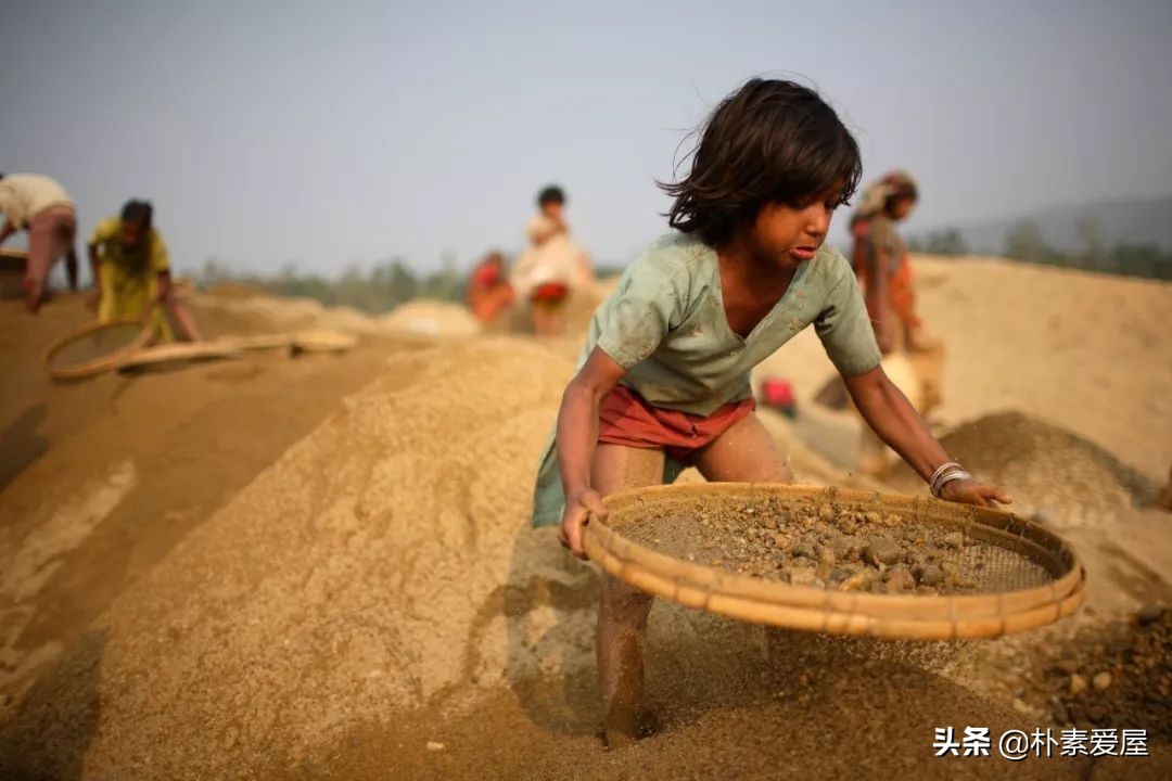 残酷真相：你包里的高光眼影，是无数4岁孩子拿命换的