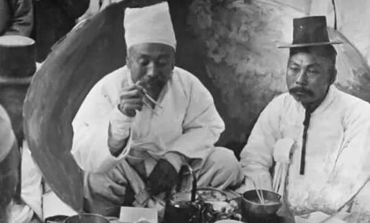 日本统治下的朝鲜老照片：百姓面无喜色，妇女露乳装被取消