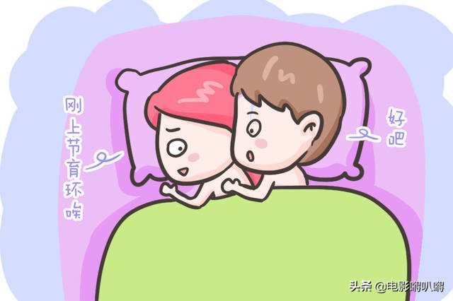 刚出生小宝宝手上拿着一个节育器,婴儿刚出生手里拿着妈妈的节育环