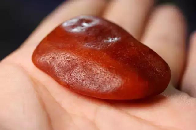 蜜蜡打灯后密密麻麻的小黑点,蜜蜡为什么有血丝纹