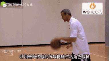 「篮球教学」掌握正确的传球姿势，队友挡拆后才能舒服地插进去