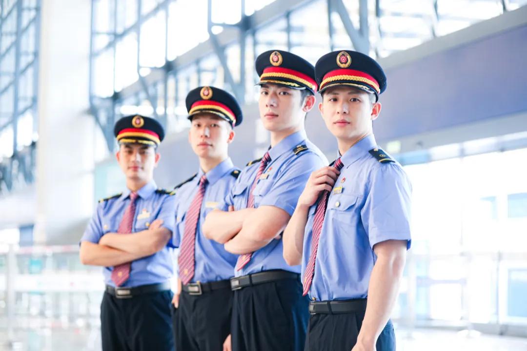 哇!他们的新制服正式亮相啦