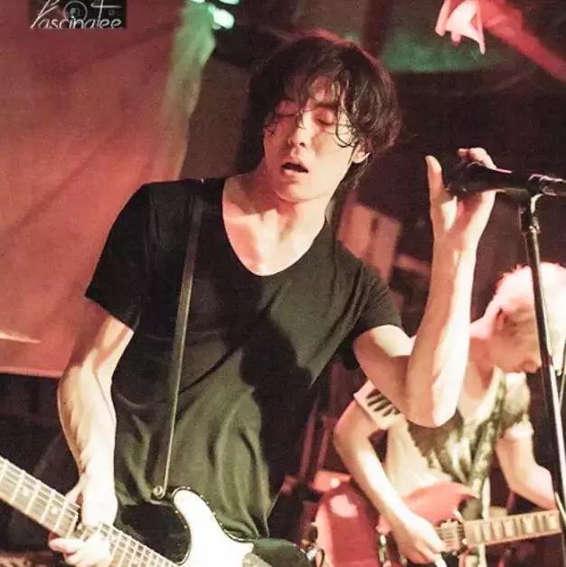 性取向惹争议！身高183的他活出洒脱人生，被称“行走的荷尔蒙”