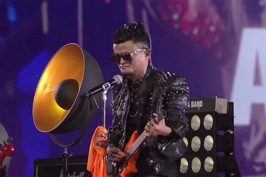 马云退休后平易近人的着装 (马云年轻时期穿搭)