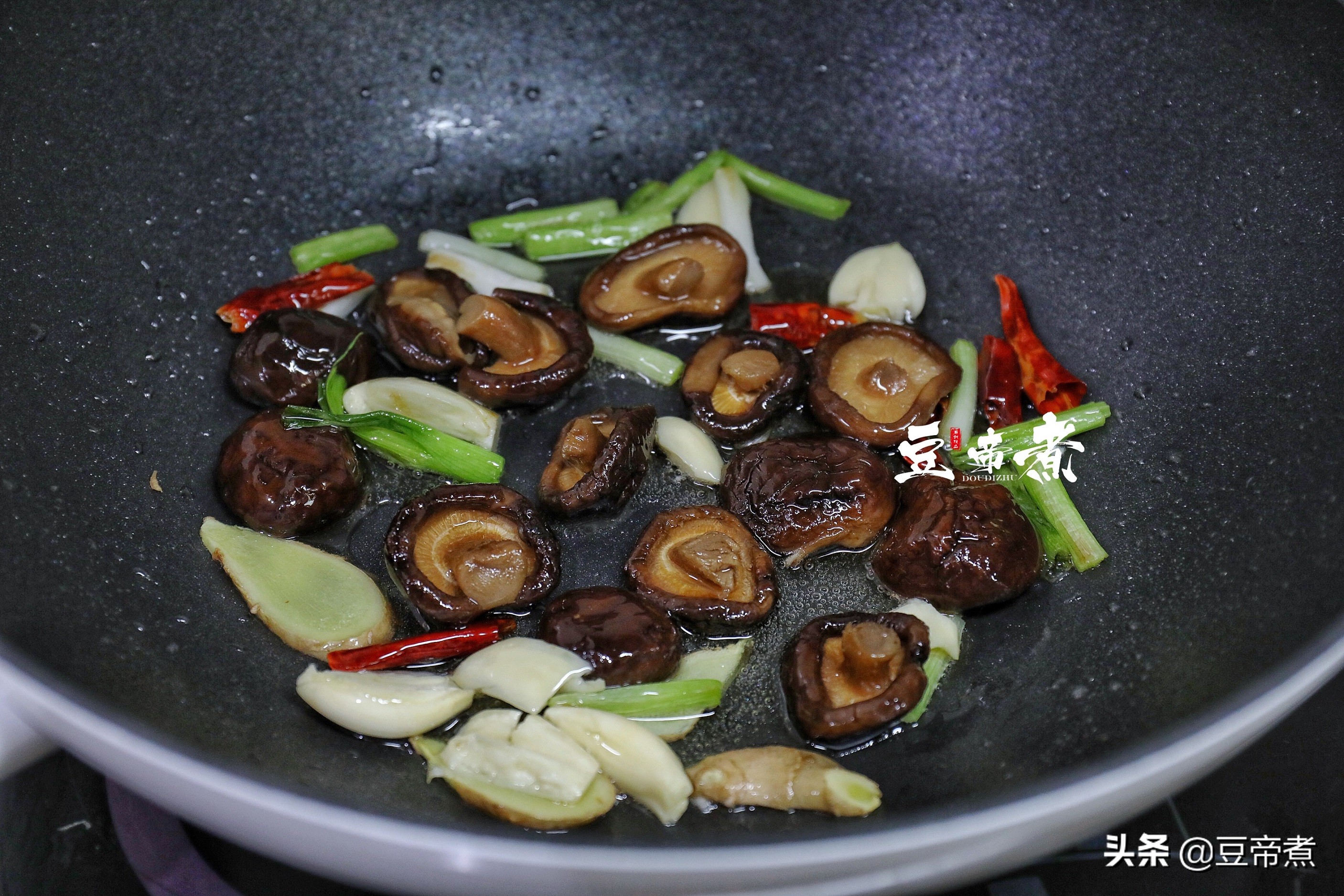 鸡肉最好吃的做法香菇炖鸡肉,板栗鸡肉香菇家常做法大全