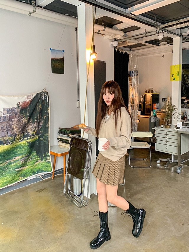 冬天靴子买白色好看还是黑色,冬天靴子女款2022款网红款