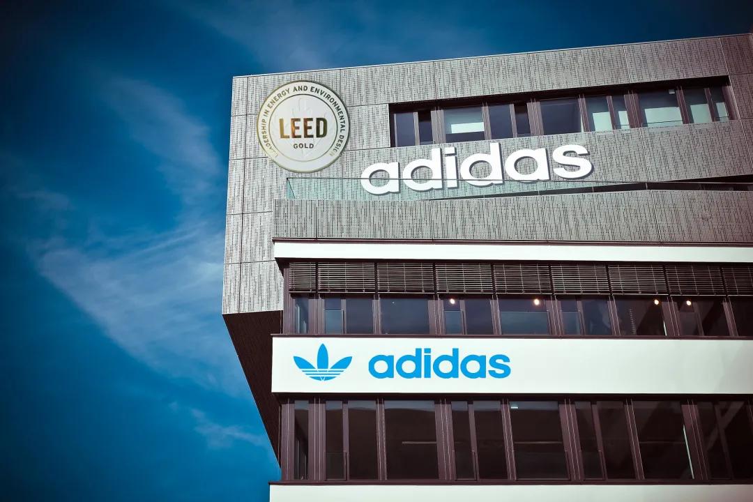 阿迪达斯不变形材料,阿迪达斯2020年版