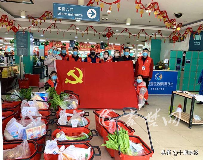 张湾下沉干部自掏腰包购买200多斤豆腐送给居民