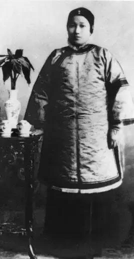 倪桂珍：她是最强辣妈，六个子女，两位国母，一门巨富，两个部长