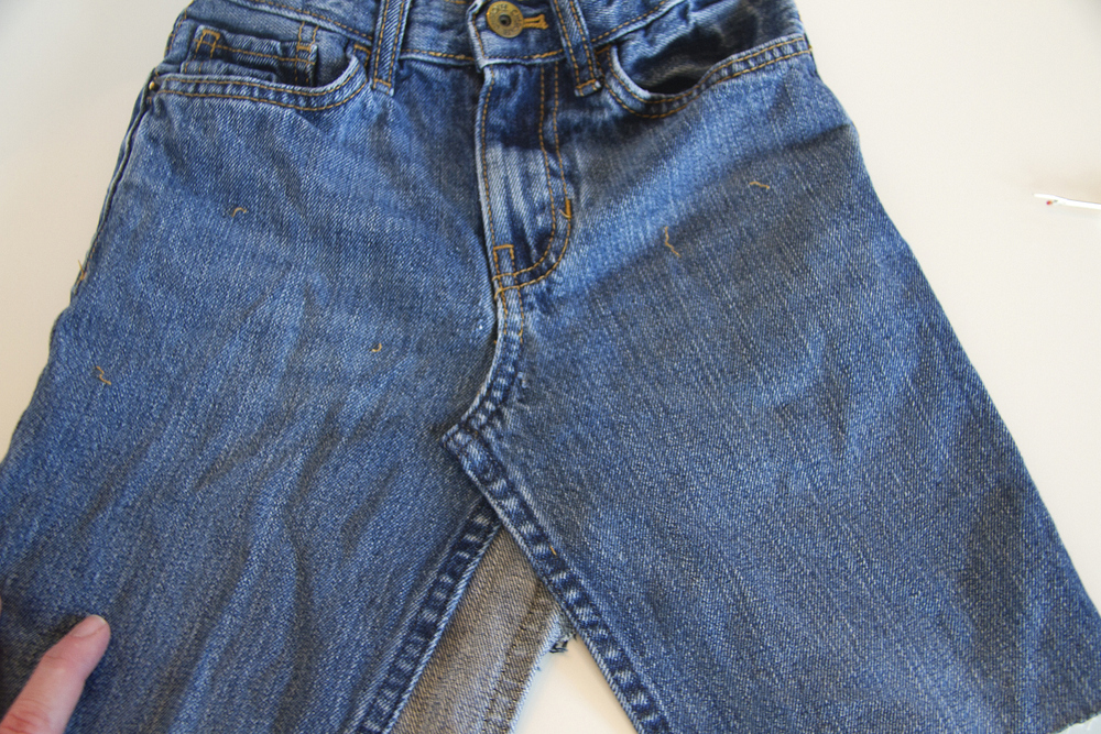 把一条闲置的牛仔裤改造成牛仔短裙，只要学会这个方法，轻松制作