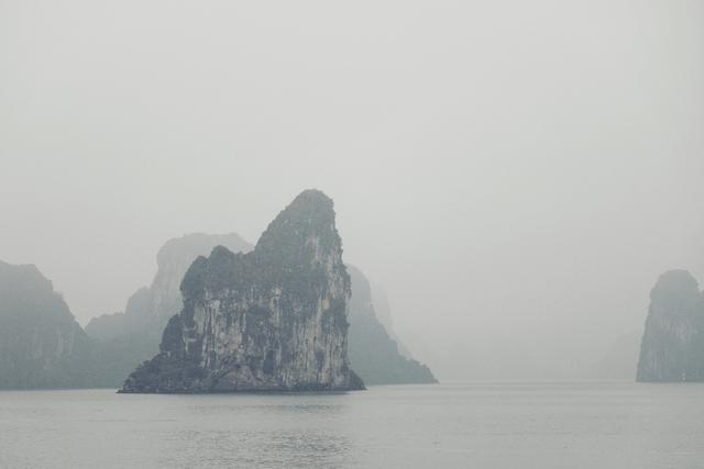 这里虽然风景如画人们生活的却很凄惨没日没夜的追着大船讨生活