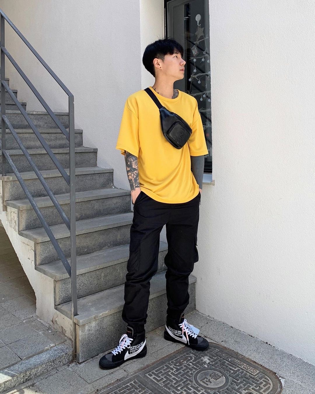 还在穿阔腿裤的你可能不知道，时髦精都悄悄穿起了束脚裤和背带裤