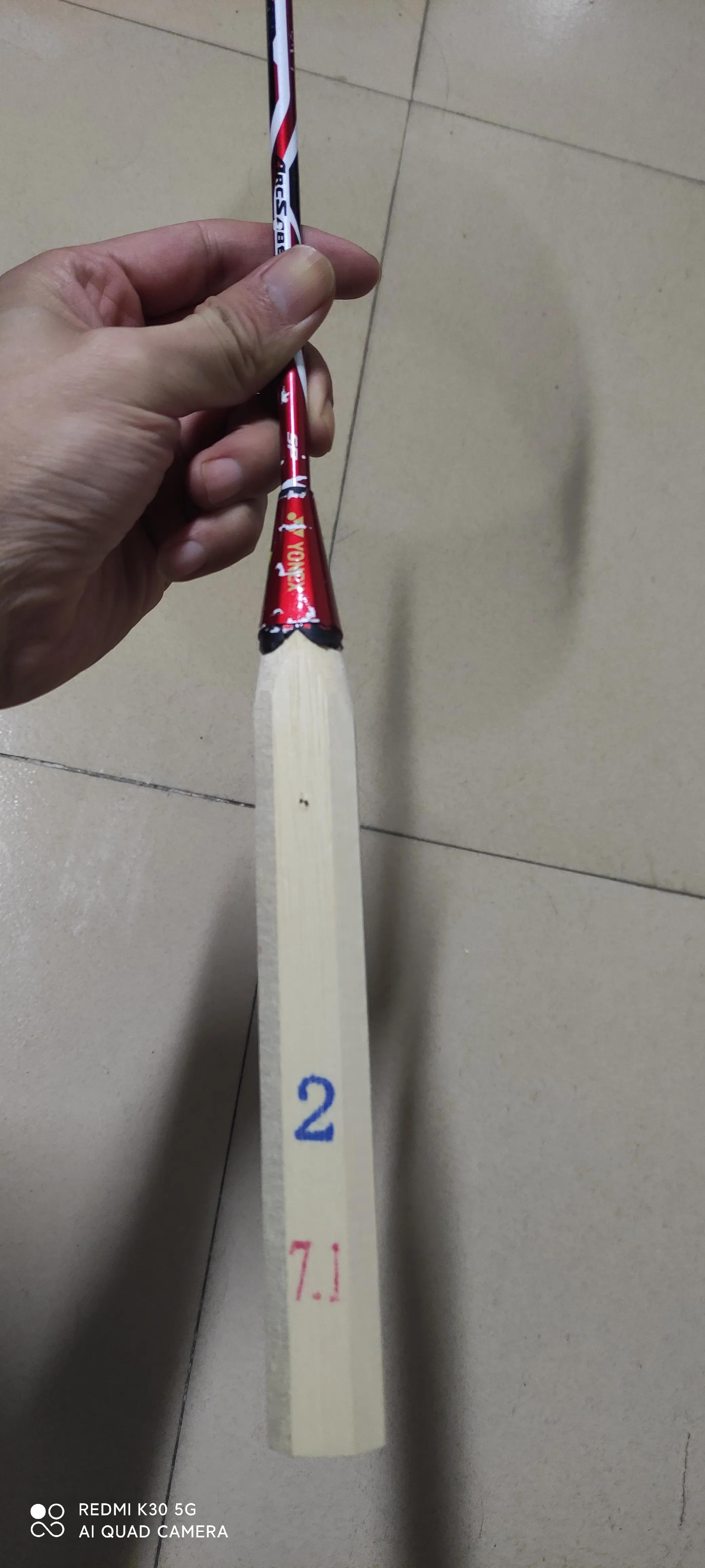 羽毛球拍木柄和中杆连接处,如何把羽毛球拍木柄取下来