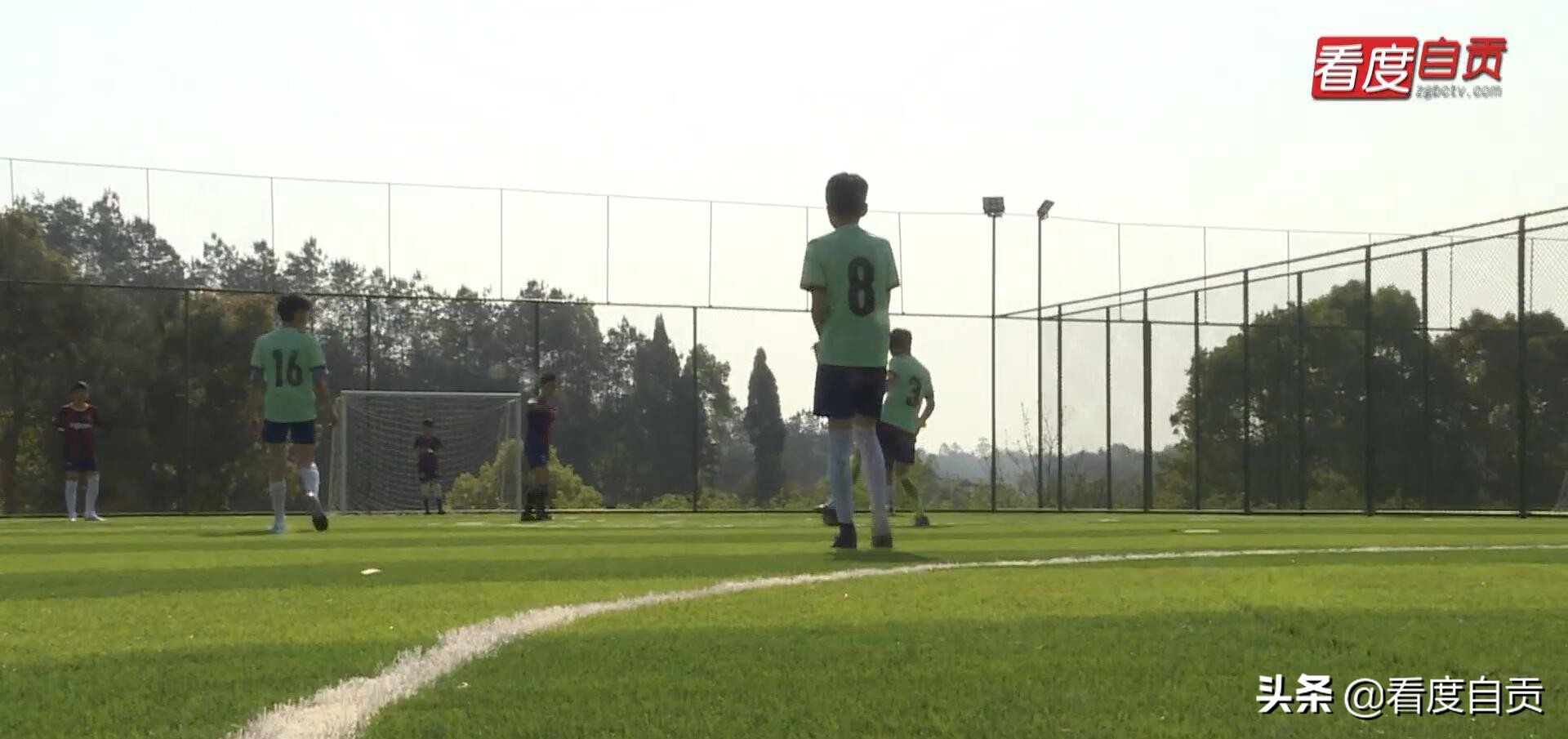 村里修建足球场,山村里的足球场