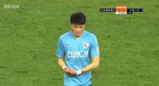 昔日大连人新星遭中乙球队抛弃曾获舒斯特尔重用24岁无球可踢？