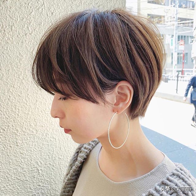 最新短发气质洋气女,女性头发稀疏适合的短发40岁左右