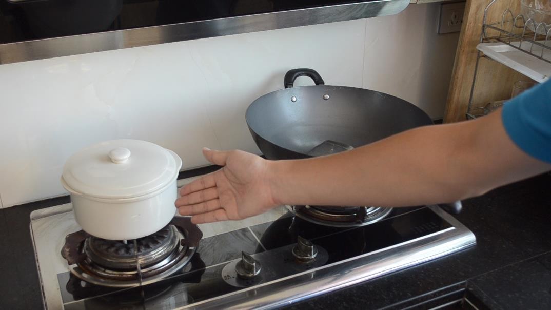 为什么燃气灶的左边不能打开炒菜,为什么说燃气灶左边不能炒菜