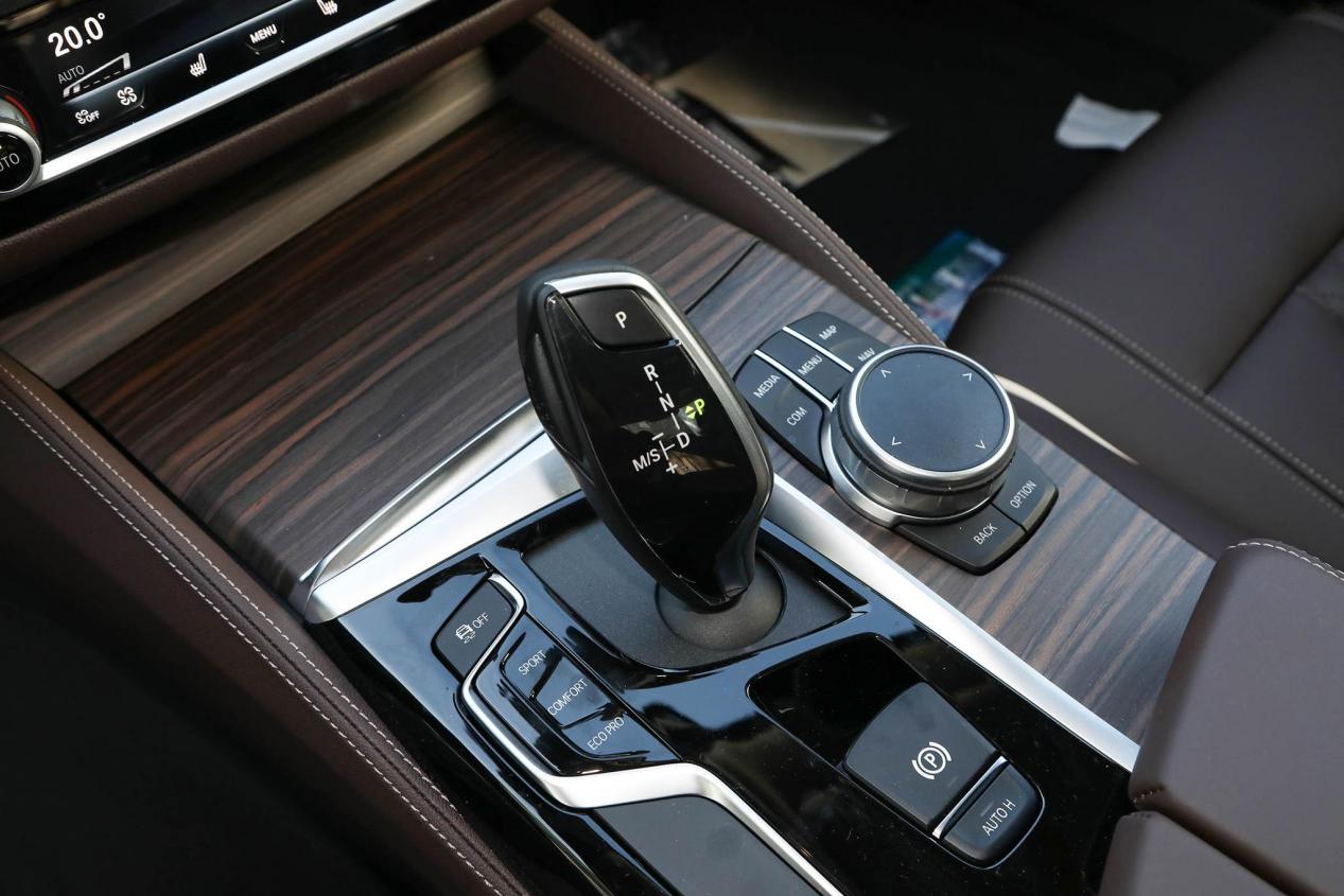 50万左右买什么车有面子,50万买豪华车还是二手超豪华车