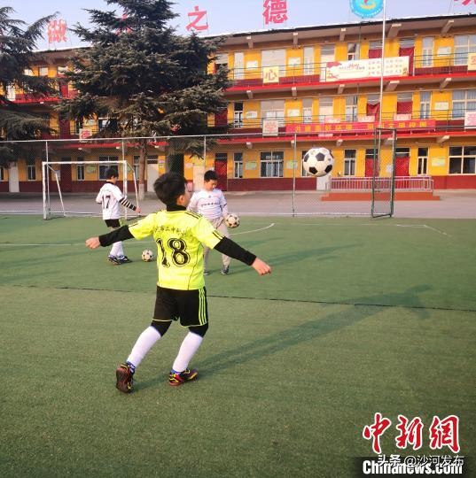 绿茵场上挥洒汗水的少年,绿茵场上的小将