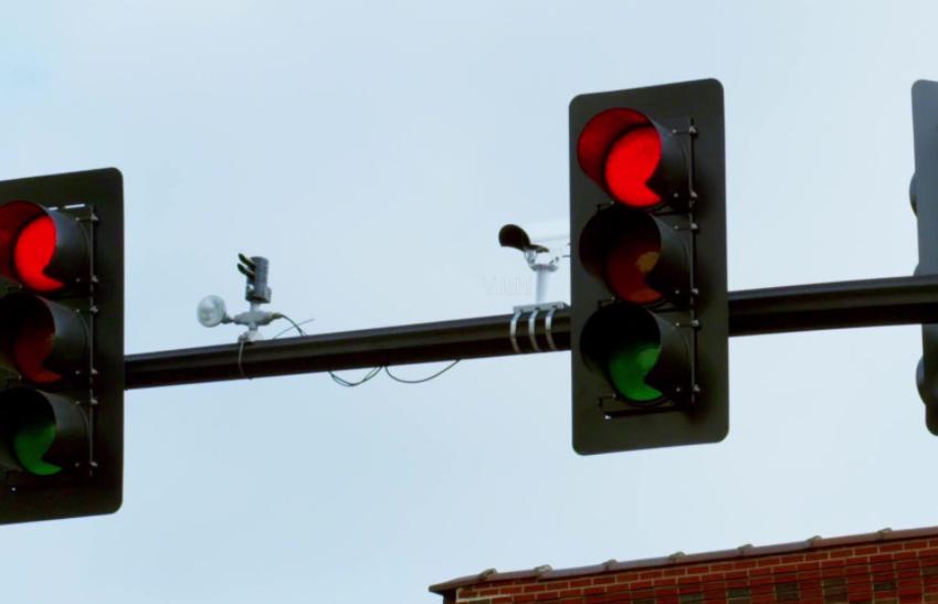 碰到红灯坏了一直不变绿灯怎么办,红灯坏了不按道路行驶
