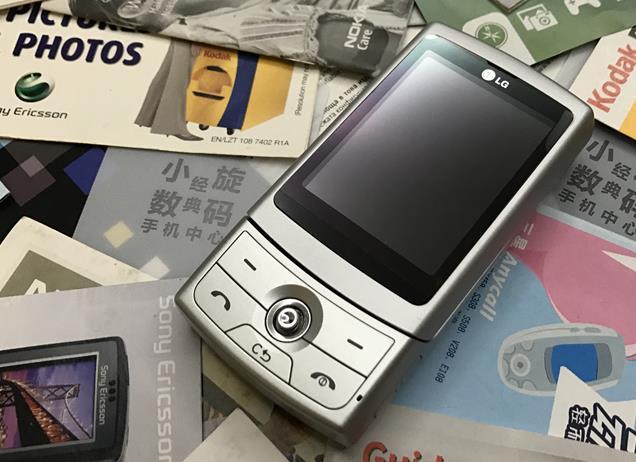 钢铁侠加入一加手机,还记得托尼在钢铁侠中用过的第一个手机吗