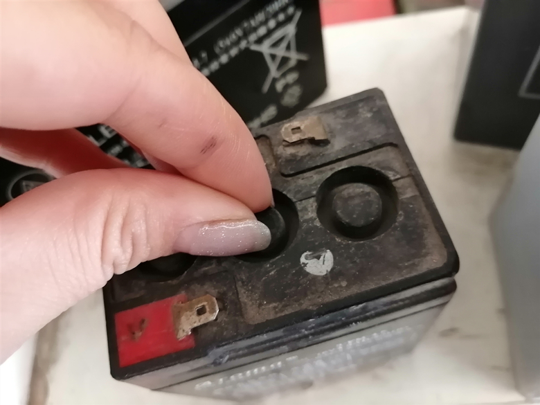 电池漏液最佳处理方法,电瓶漏液的原因及危害